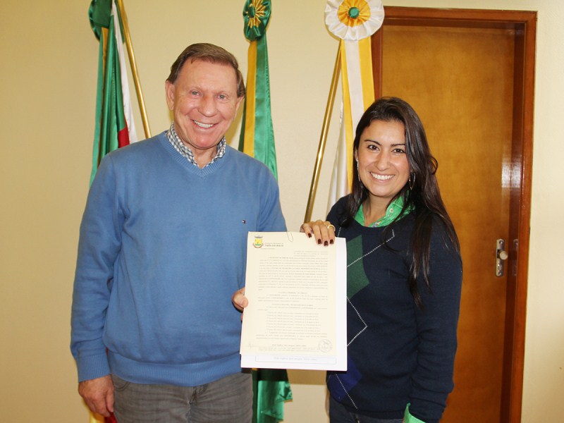 EXECUTIVO ASSINA CONTRATOS COM ENTIDADES